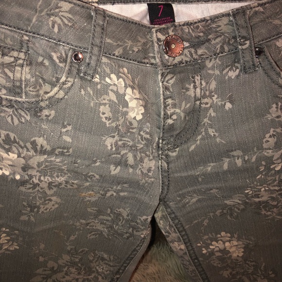 ALMOST FAMOUS SIZE 7 WOMENS SKINNY JEANS GRAY FLOWER DESIGN - Picture 5 of 7